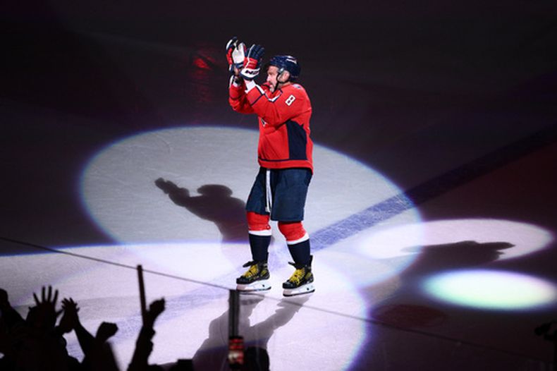 ARCHIVO - Alex Ovechkin de los Capitals de Washington tras un partido de la NHL contra los Penguins de Pittsburgh, el 12 de abril de 2026, en Washington. (AP Foto/Nick Wass)