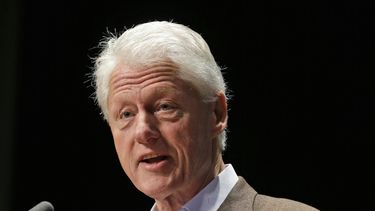 Clinton insta a Obama a cumplir palabra con salud