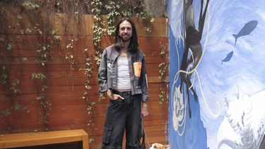 El cantautor colombiano Esteman posa para un retrato con su perro Benito durante una entrevista en la Ciudad de México el 21 de mayo de 2024. (Foto AP/Berenice Bautista)
