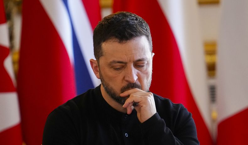 El presidente ucraniano Volodymyr Zelenskyy participa en una sesión plenaria durante la cumbre sobre Ucrania y la seguridad europea en Lancaster House, el domingo 2 de marzo de 2025, en Londres. (Sean Kilpatrick/The Canadian Press vía AP)