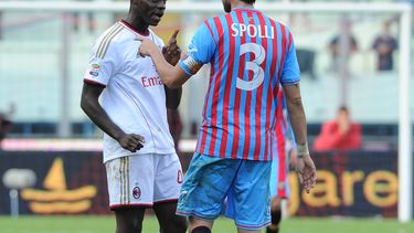 americateve | El jugador del Milan, Mario Balotelli, izquierda, discute con el jugador del Catania, Nicolas Spolli, durante un partido opor la Serie A el domingo, 1 de diciembre de 2013, en Catania, Italia. (AP Photo/Carmelo Imbesi)