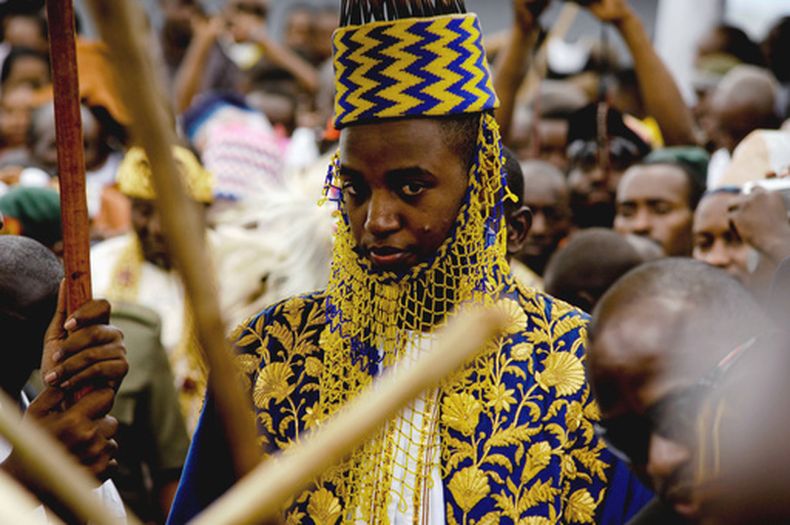 ARCHIVO - El rey Oyo Nyimba Kabamba Iguru Rukidi IV, monarca del reino de Tooro, durante la celebración de su 18vo cumpleaños en Fort Portal, Uganda, el sábado 17 de abril de 2010, momento en que asumió plenamente sus funciones. (Foto AP/Marc Hofer, archivo)