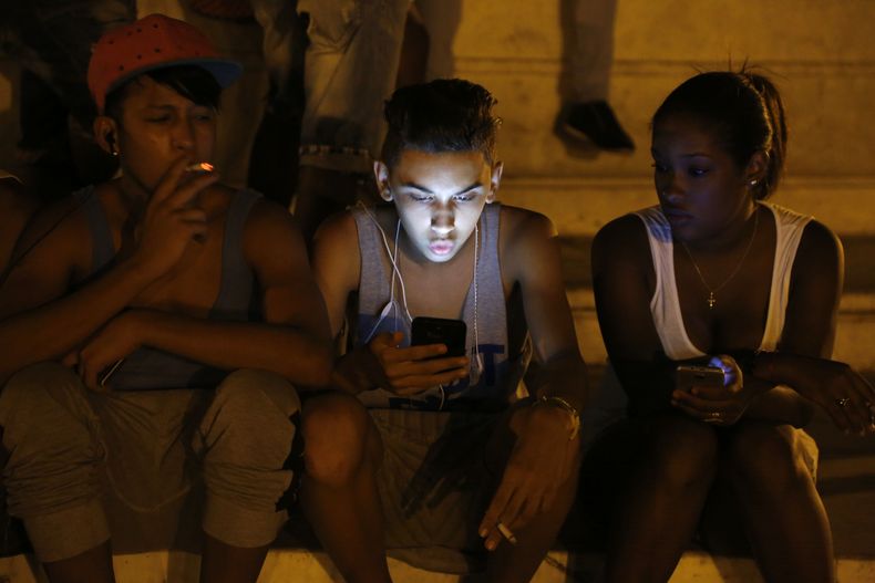 CAR-GEN_CUBA-INTERNET-0.jpg