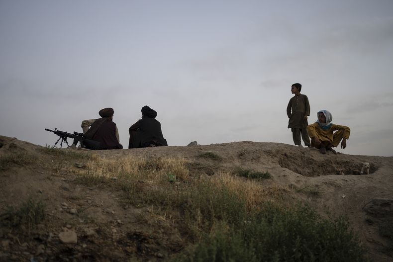 Combatientes talibanes reunidos por la tarde cerca de Sakhi Shah-e Mardan en Kabul, Afganistán, el 19 de junio de 2023. (AP Foto/Rodrigo Abd)