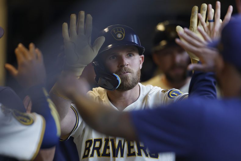 Jake Bauers, de los Cerveceros de Milwaukee, es felicitado en la cueva luego de conectar un jonrón de dos carreras ante los Astros de Houston, el martes 6 de mayo de 2025 (AP Foto/Jeffrey Phelps)
