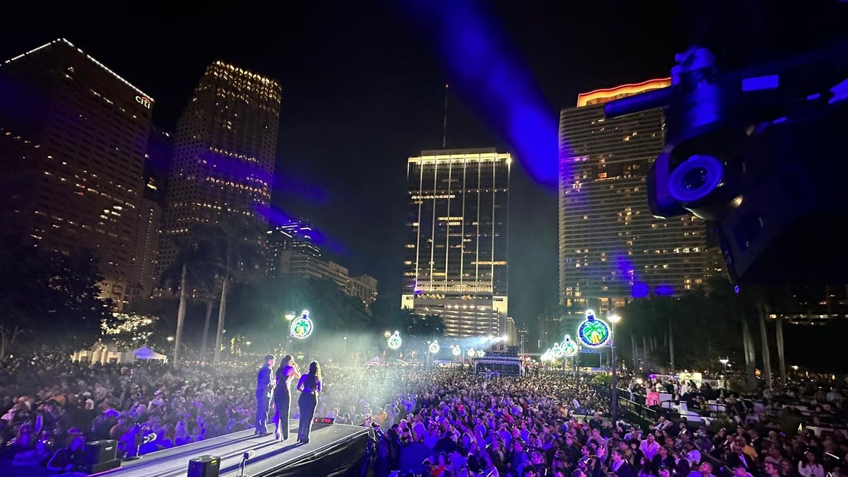 VIDEO Miles de personas asistieron al histórico concierto de Fin de Año en el Bayfront Park en