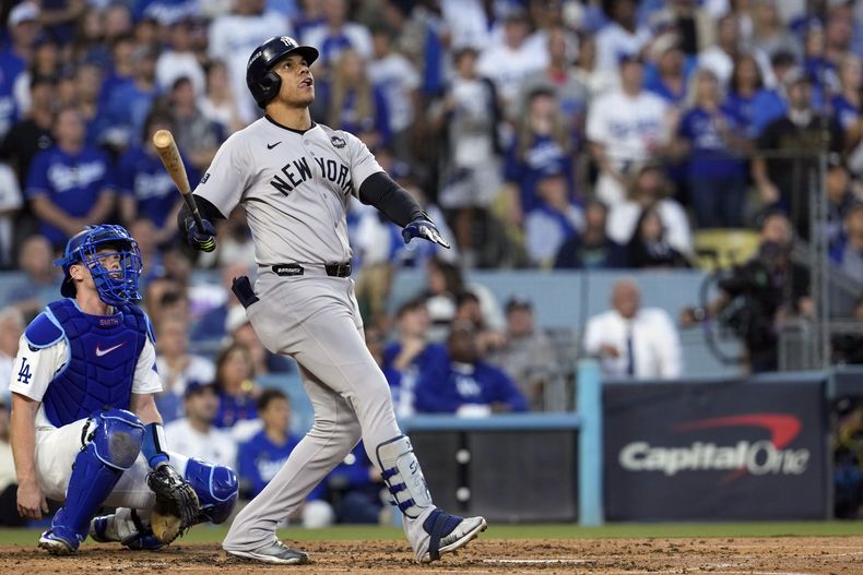 Juan Soto, de los Yankees de Nueva York, a la derecha, observa su jonrón junto con el receptor de los Dodgers de Los Ángeles, Will Smith, durante la tercera entrada en el Juego 2 de la Serie Mundial de béisbol, el sábado 26 de octubre de 2024, en Los Ángeles. (AP Foto/Godofredo A. Vásquez)