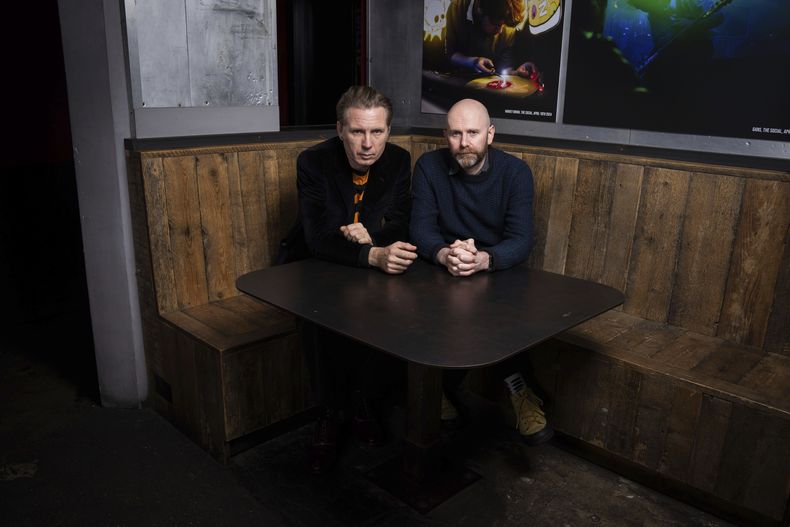 Alex Kapranos, izquierda, y Bob Hardy de Franz Ferdinand posan el jueves 28 de noviembre de 2024 en Londres. (Foto Scott A Garfitt/Invision/AP)