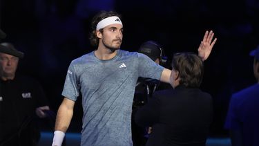 El griego Stefanos Tsitsipas saluda a sus seguidores mientras deja la cancha tras darse de baja del duelo ante el danés Holger Rune por una lesión en las Finales de la ATP en Turín, Italia el martes 14 de noviembre del 2023. (AP Foto/Antonio Calanni)