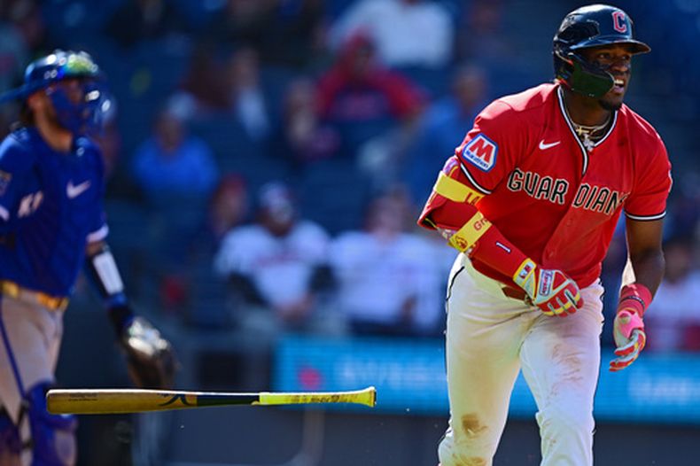 Angel Martínez de los Guardianes de Cleveland tras batear un grand slam ante los Reales de Kansas City, el miércoles 8 de abril de 2026, en Cleveland. (AP Foto/David Dermer)