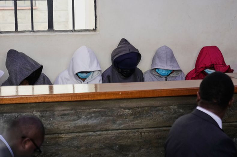Alumnas de la Escuela para Niñas Utumishi en el tribunal en Nakuru, Kenia, el 2 de junio del 2026. (AP foto/Brian Inganga)