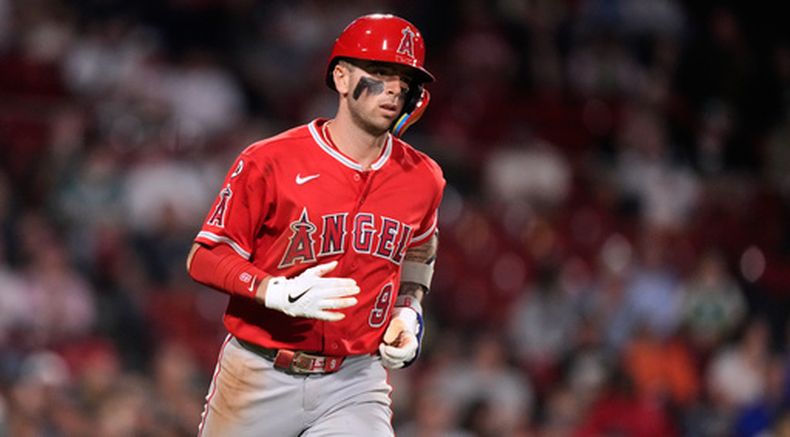Zach Neto, de los Angelinos de Los Ángeles, recorre las bases luego de batear un jonrón de dos carreras en el octavo inning del duelo ante los Medias Rojas de Boston, el martes 8 de septiembre de 2026 (AP Foto/Charles Krupa)