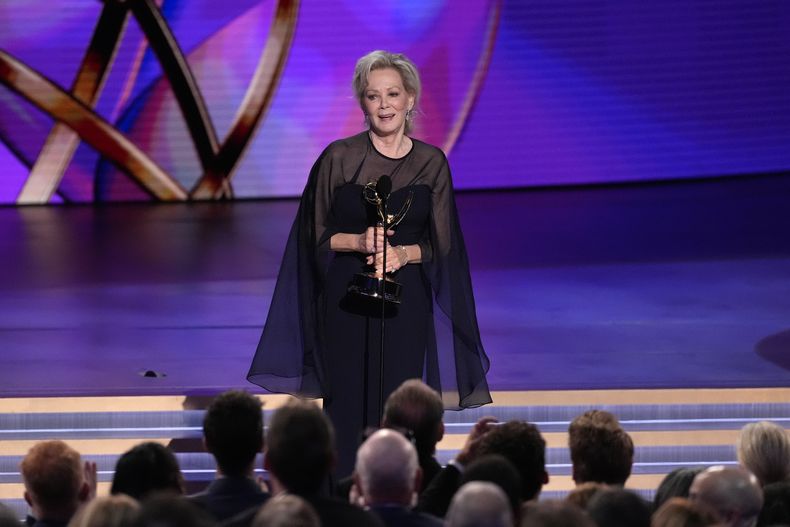 Jean Smart recibe el premio a mejor actriz en una serie de comedia por Hacks durante la 76ª edición de los premios Emmy el domingo 15 de septiembre de 2024 en el Teatro Peacock de Los Ángeles. (Foto AP/Chris Pizzello)