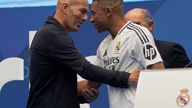 ARCHIVO - El exfutbolista francés Zinedine Zidane, a la izquierda, abraza al futbolista francés Kylian Mbappe al ser presentado a los aficionados como nuevo jugador del Real Madrid en Madrid, el 16 de julio de 2024. (AP Foto/Andrea Comas, Archivo)
