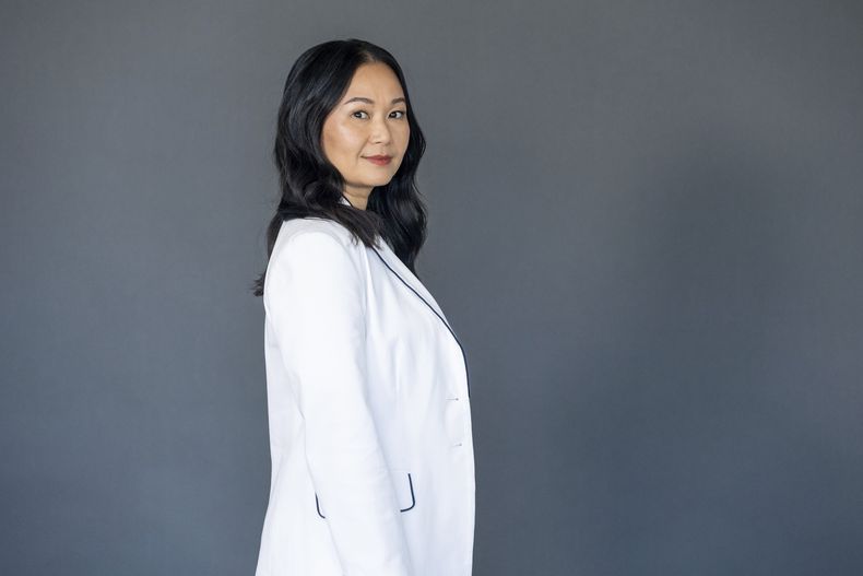 La actriz Hong Chau posa para promocionar la película The Instigators el viernes 26 de julio de 2024 en Boston. (Foto AP/Reba Saldanha)