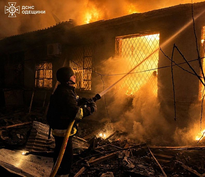 En esta imagen, distribuida por el Servicio de Emergencias de Ucrania, bomberos tratan de sofocar un incendio tras un ataque ruso con drones en la región de Odesa, Ucrania, el 2 de mayo de 2026. (Servicio de Emergencias de Ucrania vía AP)