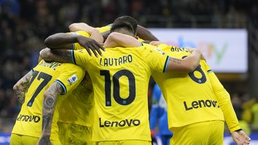 Los jugadores del Inter de Milán celebran el gol de Romelu Lukaku en el partido ante Sassuolo en la Serie A italiana, el sábado 13 de mayo de 2023, en Milán. (AP Foto/Antonio Calanni)