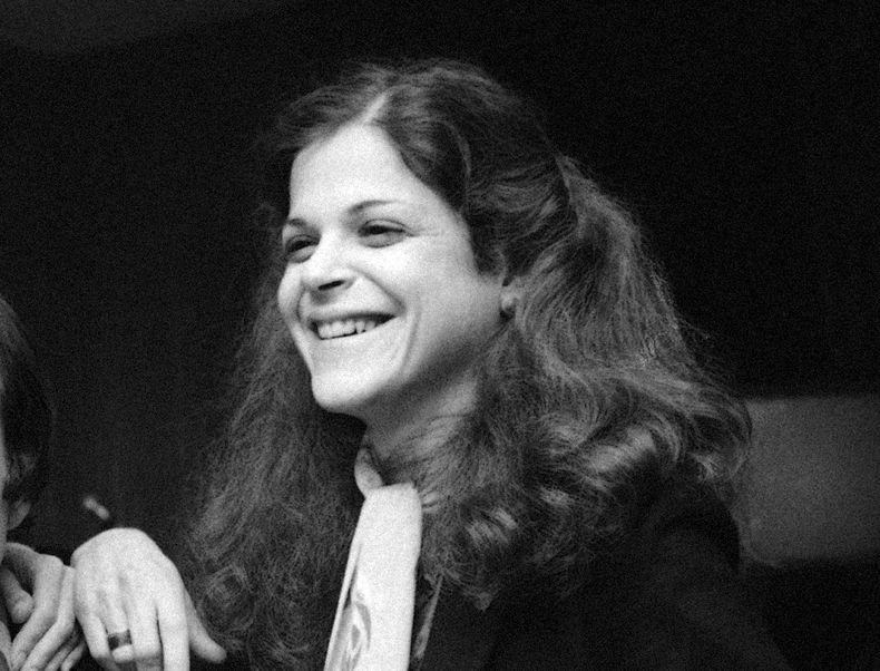 ARCHIVO - La miembro del reparto Gilda Radner aparece en el set de Saturday Night Live, en Nueva York el 1 de diciembre de 1977. Radner murió el 20 de mayo de 1989, a los 42 años, después de una larga batalla contra el cáncer de ovario. (Foto AP/Ron Frehm, archivo)