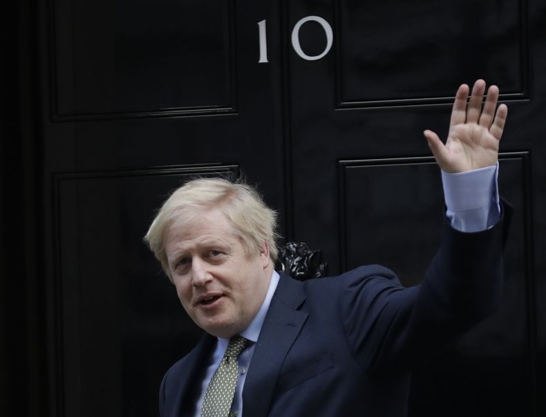 ARCHIVO - El primer ministro británico Boris Johnson regresa a la residencia de 10 Downing Street tras una reunión con la reina Isabel II en el Palacio de Buckingham, 13 de diciembre de 2019. Johnson anunció su renuncia como parlamentario el 9 de junio de 2023. (AP Foto/Matt Dunham, Archivo)