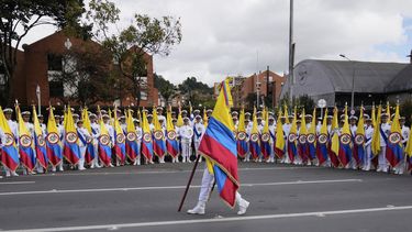 Oficiales de la Marina posan para una fotografía antes del desfile por el Día de la Independencia, el domingo 20 de julio de 2025, en Bogotá. (AP Foto/Fernando Vergara)