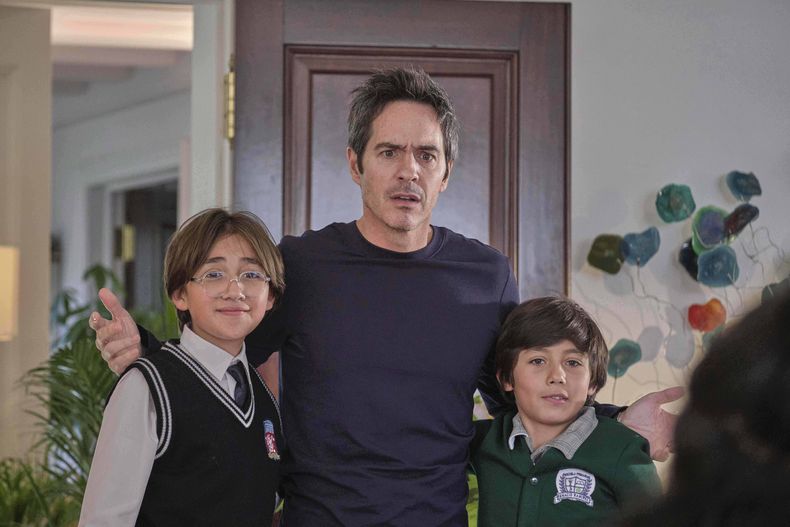 En esta imagen proporcionada por ViX, Erick Velarde, Mauricio Ochmann y David Aguilar en una escena de la serie Papa soltero. (ViX via AP)