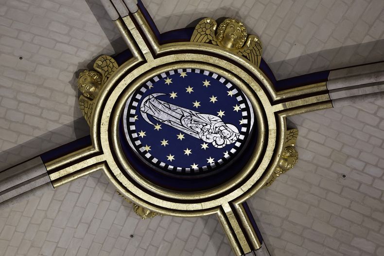 La base debajo de la aguja dentro de la catedral de Notre-Dame de París mientras el presidente francés Emmanuel Macron visita los interiores restaurados del monumento, el viernes 29 de noviembre de 2024, en París.(Stephane de Sakutin, Pool via AP)