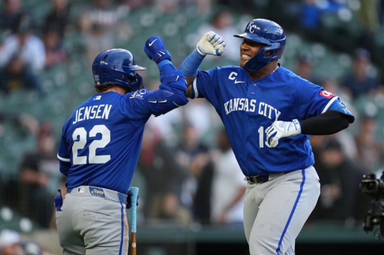 El receptor de los Reales de Kansas City, Salvador Pérez, a la derecha, celebra su jonrón de tres carreras con Carter Jensen (22) contra los Tigres de Detroit durante la séptima entrada de un juego de béisbol el jueves 16 de abril de 2026, en Detroit. (AP Foto/Paul Sancya)
