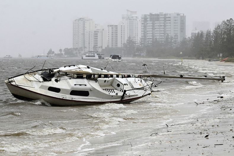 Un yate, arrastrado hasta la orilla en Broadwater, Labrador, tras el paso del ciclón Alfred por la región de la Costa Dorada, en Australia, el 8 de marzo de 2025. (Dave Hunt/AAP Image vía AP)