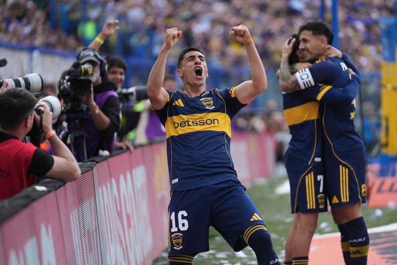 Miguel Merentiel (16) celebra tras anotar el segundo gol de Boca Juniors en la victoria 2-0 ante River Plate en la liga de Argentina, el domingo 9 de noviembre de 2025, en Buenos Aires. (AP Foto/Gustavo Garello)