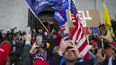 Jueces evalúan demanda de Trump sobre el asalto al Capitolio
