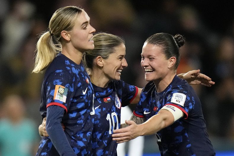 Las holandesas Danielle Van de Donk (centro), Sherida Spitse (derecha) y Jill Roord (izquierda), celebran el quinto gol de su equipo en el último partido de la primera fase del Grupo E del Mundial femenino contra Vietnam, en Dunedin, Nueva Zelanda, el 1 de agosto de 2023. (AP Foto/Alessandra Tarantino)