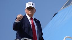 El presidente estadounidense Donald Trump aborda el avión presidencial, el jueves 3 de julio de 2025, en la Base de la Fuerza Aérea Andrews, Maryland. (AP Foto/Alex Brandon)