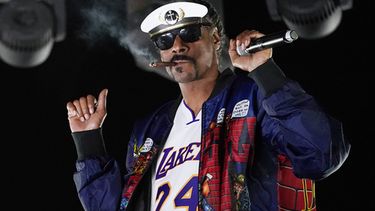 ARCHIVO - Snoop Dogg interpreta un DJ como DJ Snoopadelic durante la serie Concerts In Your Car el viernes 2 de octubre de 2020, en Ventura, California. (Foto AP/Chris Pizzello, archivo)