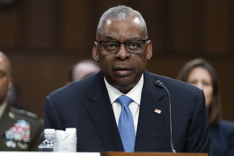 El secretario de Defensa de Estados Unidos, Lloyd Austin, testifica ante la Comisión de Servicios Armados del Senado durante una audiencia sobre la Solicitud de Presupuesto del Departamento de Defensa para el Año Fiscal 2025 y el Programa de Defensa de Años Futuros en el Capitolio, Washington, el martes 9 de abril de 2024. (AP Foto/Jose Luis Magana)