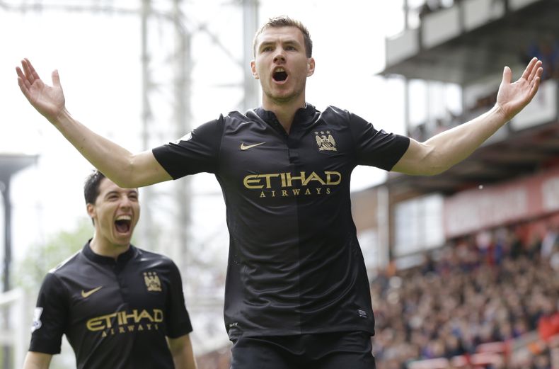 El jugador de Manchester City,  Edin Dzeko, derecha, festeja un gol contra Crystal Palace en la liga Premier el domingo, 27 de abril de 2014, en Londres. (AP Photo/Kirsty Wigglesworth)