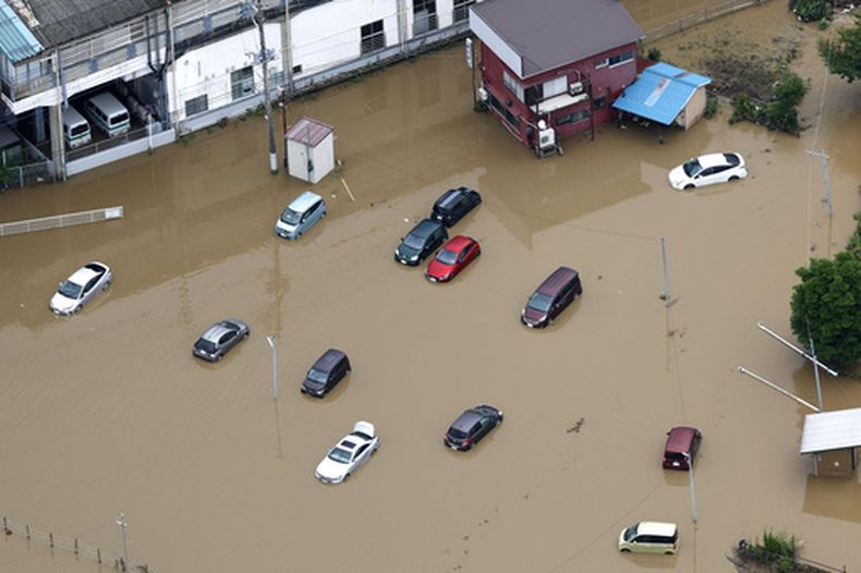 Esta fotografía aérea muestra automóviles sumergidos tras fuertes lluvias, el viernes 14 de agosto de 2026, en Oamishirasato, prefectura de Chiba, Japón. (Kota Endo/Kyodo News vía AP)