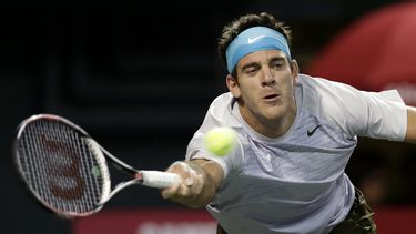 americateve | El argentino Juan Mart&iacute;n del Potro responde a un servicio del chipriota Marcos Baghdatis en su partido en el Abierto de Tokio, el martes 1 de octubre de 2013. (Foto AP/Shizuo Kambayashi)