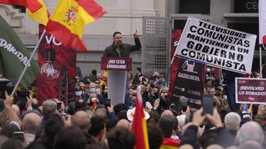 ARCHIVO - Santiago Abascal, líder del partido de extrema derecha VOX, pronuncia un discurso durante un mitin el 19 de marzo de 2022, en Madrid, España. (AP Foto/Paul White, archivo)
