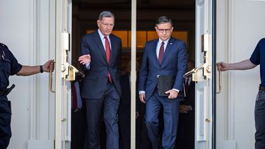 El senador republicano John Barrasso, jefe de la bancada republicana en el Senado, y el presidente de la Cámara de Representantes, el republicano Mike Johnson, llegan a una conferencia de prensa sobre el cierre de gobierno, el 1 de octubre de 2025, en Washington. (AP Foto/J. Scott Applewhite, Archivo)