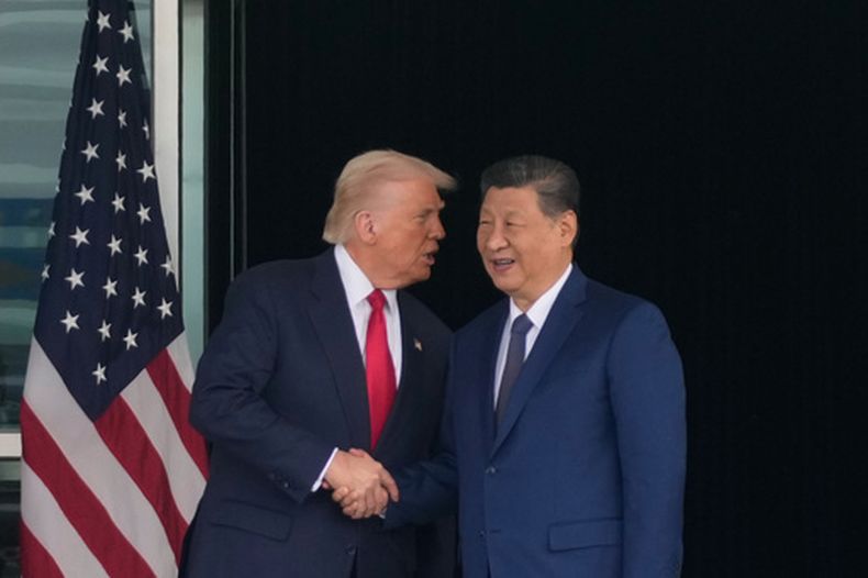 El presidente estadounidense Donald Trump con el presidente chino Xi Jinping en una cumbre en el Aeropuerto Internacional Gimhae en Busan, Corea del Sur, el 30 de octubre del 2025. (AP foto/Mark Schiefelbein)