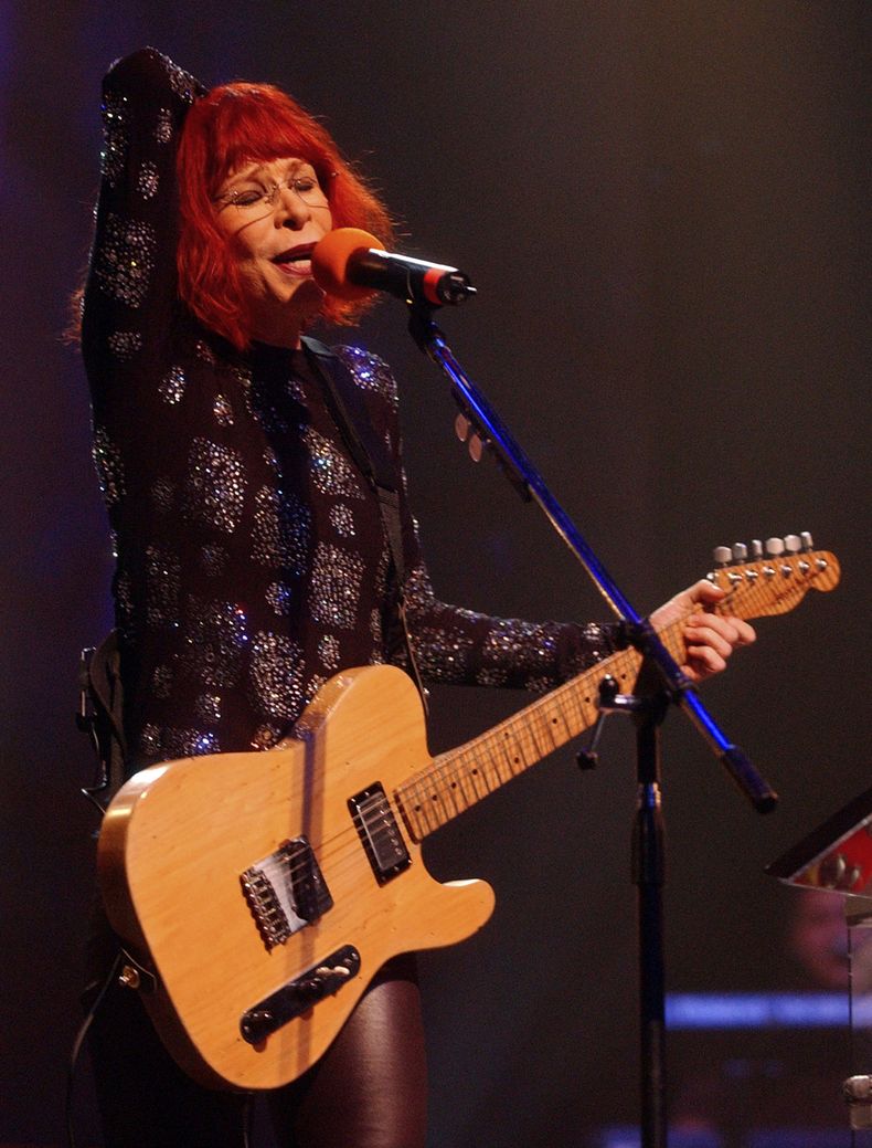 ARCHIVO - La cantante brasileña Rita Lee se presenta en concierto en Buenos Aires, Argentina, el 23 de noviembre de 2002. Lee apdada la Reina del Rock de Brasil, que vendió millones y ganó seguidores internacionales a través de su estilo colorido y sincero, murió a los 75 años la noche del 8 de mayo de 2023, según un comunicado publicado en su cuenta oficial de Instagram. (Foto AP/Natacha Pisarenko, archivo)