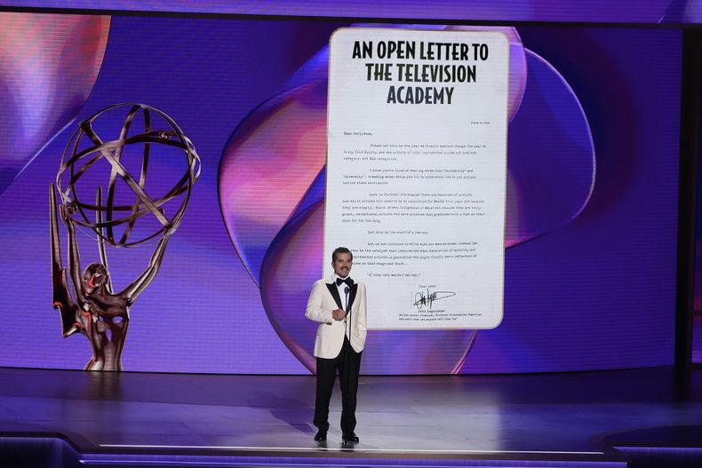 John Leguizamo habla durante la 76ª edición de los premios Emmy el domingo 15 de septiembre de 2024 en el Teatro Peacock de Los Ángeles. (Foto AP Photo/Chris Pizzello)