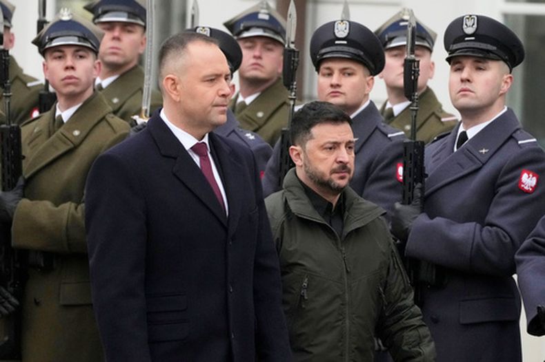 ARCHIVO - El presidente de Polonia, Karol Nawrocki (izquierda), y el de Ucrania, Volodymyr Zelenskyy, durante una ceremonia de bienvenida antes de su reunión en el Palacio Presidencial de Varsovia, Polonia, el 19 de diciembre de 2025. (AP Foto/Czarek Sokolowski, archivo)