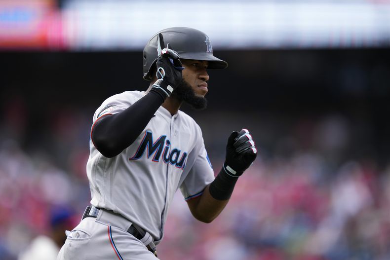 El cubano Bryan De La Cruz de los Marlins de Miami reacciona luego de impactar un cuadrangular de dos carreras ante el dominicano Seranthony Domínguez de los Filis de Filadelfia, durante la 8va entrada del juego en Filadelfia. Domingo 10 de septiembre de 2023. (AP Foto/Matt Slocum)