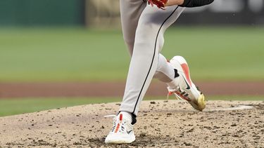 El abridor de los Diamondbacks de Arizona Ryne Nelson realiza un lanzamiento durante la quinta entrada del juego de béisbol en contra de los Piratas de Pittsburgh el viernes 25 de julio de 2025, en Pittsburgh. (AP Foto/Matt Freed)
