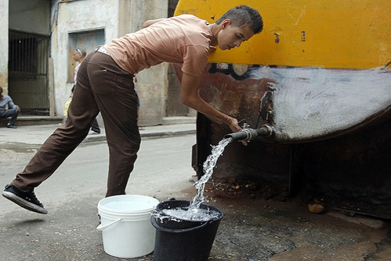 La solución, según las autoridades, es el ahorro máximo y el envío de pipas.