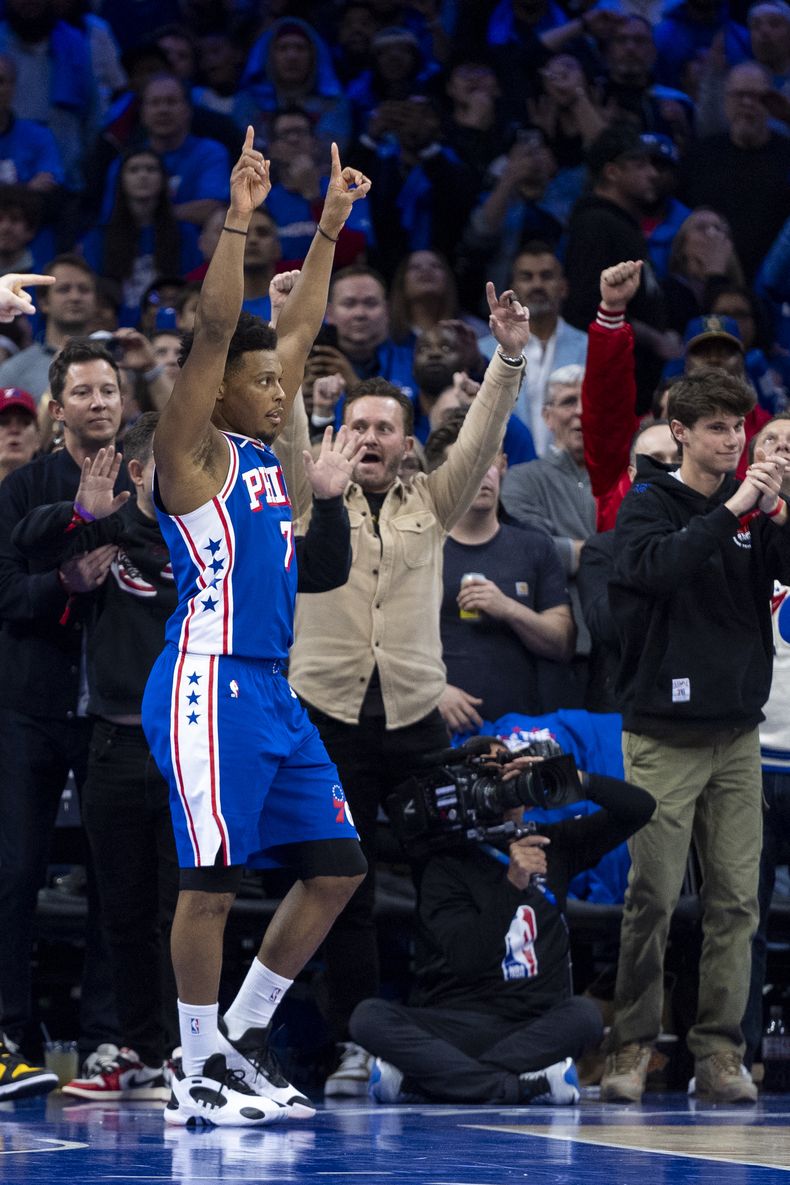 Kyle Lowry, de los 76ers de Filadelfia, festeja el triunfo sobre el Heat de Miami en el minitorneo de repesca, el miércoles 17 de abril de 2024 (AP Foto/Chris Szagola)