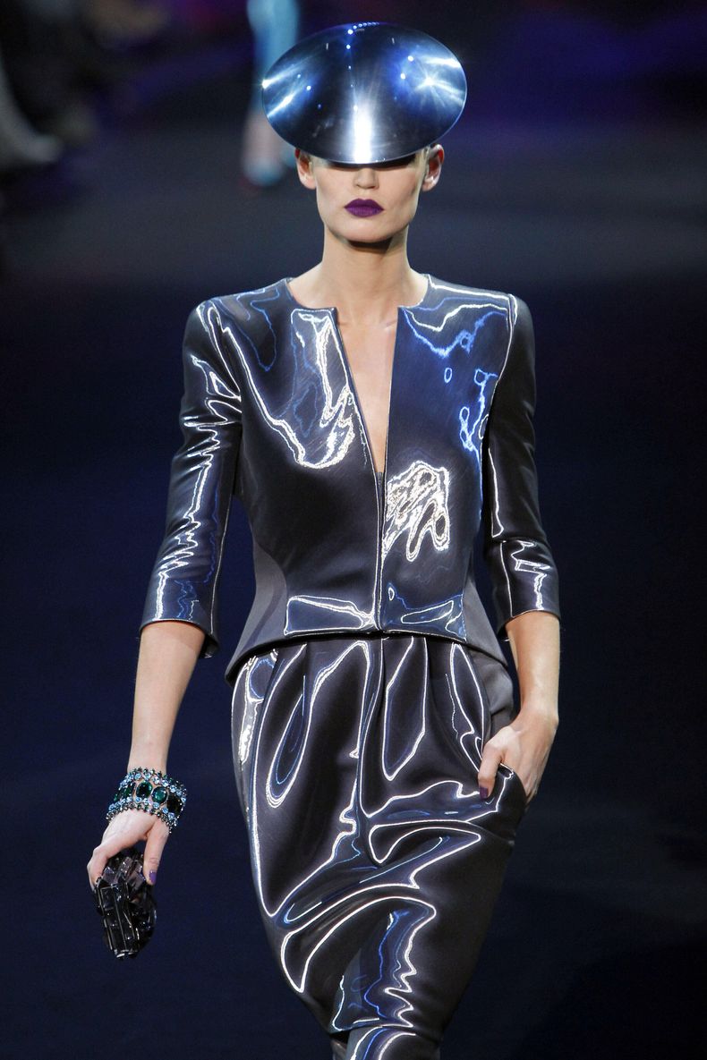 ARCHIVO - Una modelo luce una creación del diseñador italiano Giorgio Armani para su colección de Alta Costura Primavera-Verano presentada en París, el lunes 24 de enero de 2011. (Foto AP/ Francois Mori, archivo)