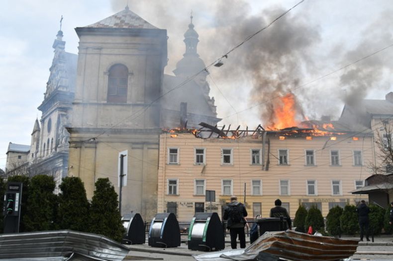 Fuego y humo se elevan sobre el centro de la ciudad tras un ataque de dron en Leópolis, Ucrania, el martes 24 de marzo de 2026. (AP Foto/Mykola Tys)