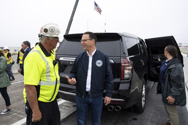 El gobernador de Pennsylvania, Josh Shapiro, derecha, habla con Robert Buckley, presidente de Buckley & Co. al anunciar la reapertura de la autopista interestatal I-95 en Filadelfia, viernes 23 de junio de 2023. (AP Foto/Joe Lamberti)